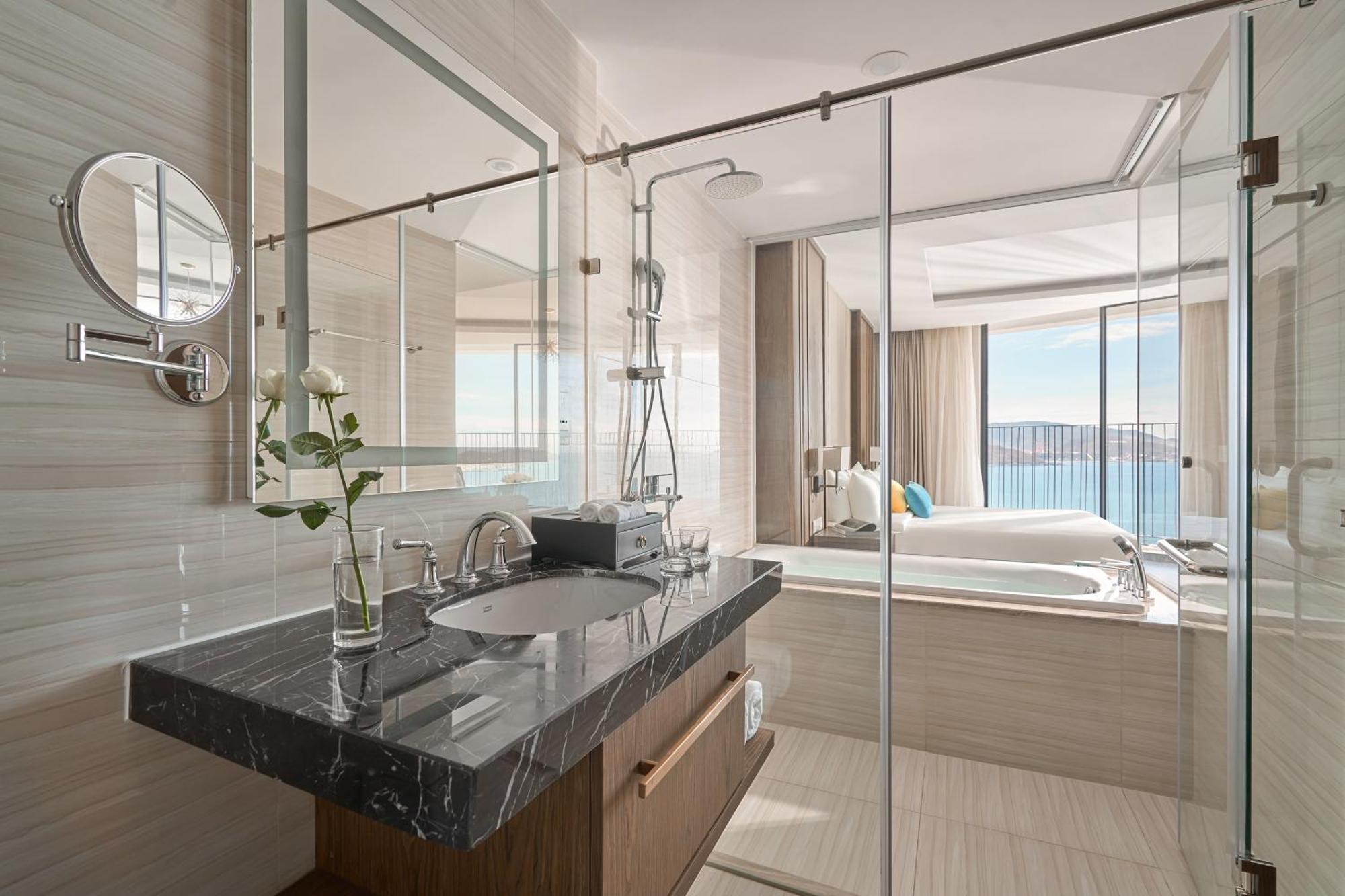 Panorama Oceanfront Suite Nha Trang Buitenkant foto